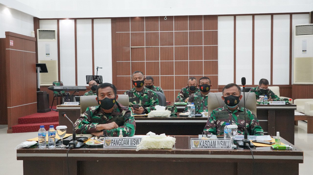 Video Conference (Vicon) dengan Panglima TNI Marsekal Hadi Tjahjanto, Selasa (14/9/2021), di Ruang Gatot Subroto Makodam II/Sriwijaya, Palembang.