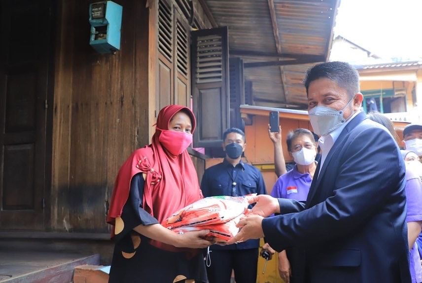 Selasa (21/9) petang, Gubernur Herman Deru kembali menyerahkan bantuan beras sebanyak 46,6 ton beras untuk masyarakat di tiga kecamatan di kawasan Seberang Ulu Palembang.