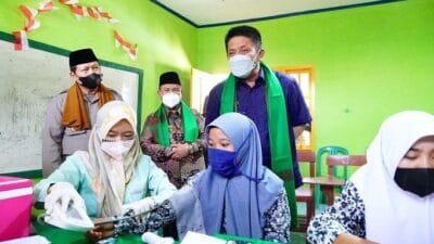 melaunching Percepatan Vaksinasi Santri Pondok Pesantren se Sumsel, di Ponpes Sultan Mahmud Badaruddin  II, Kelurahan Takang Jambe Palembang, Rabu (22/9) pagi. 