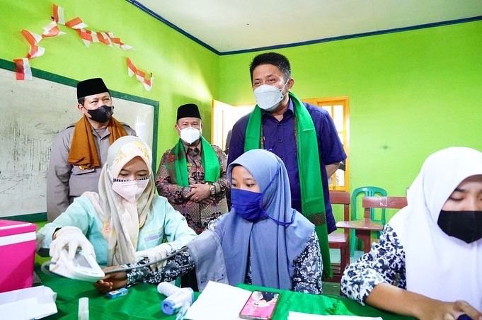 melaunching Percepatan Vaksinasi Santri Pondok Pesantren se Sumsel, di Ponpes Sultan Mahmud Badaruddin  II, Kelurahan Takang Jambe Palembang, Rabu (22/9) pagi. 