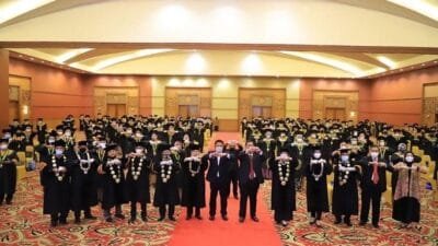 Wisuda ke-1 Magister Manajemen Pasca Sarjana dan Wisuda ke-35 Strata 1 (S1) STIE APRIN Tahun Akademik 2020/2021 yang dilaksanakan di Ballroom Hotel Aryaduta Palembang, Kamis (23/9) pagi.