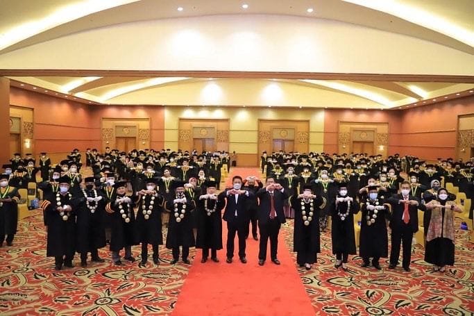 Wisuda ke-1 Magister Manajemen Pasca Sarjana dan Wisuda ke-35 Strata 1 (S1) STIE APRIN Tahun Akademik 2020/2021 yang dilaksanakan di Ballroom Hotel Aryaduta Palembang, Kamis (23/9) pagi.