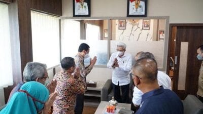 Wakil Gubernur Sumsel Ir H. Mawardi Yahya saat menerima audiensi Sekjen KY RI Penghubung Wilayah Sumsel, Arie Sudihar, Kamis (23/9).