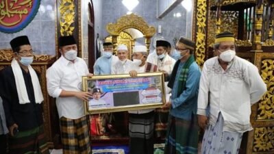 Herman Deru saat sambutan usai mengelar sholat jumat berjemaah di Masjid Jami’ Nurul Hidayah Sekip Bendung, Kecamatan Kemuning Palembang, Jumat (24/9).