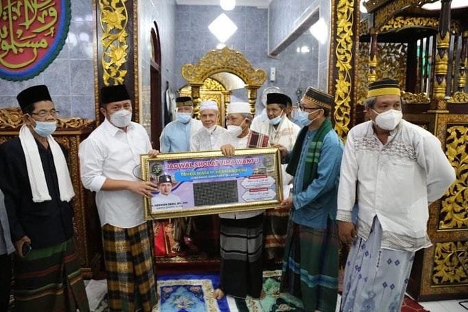 Herman Deru saat sambutan usai mengelar sholat jumat berjemaah di Masjid Jami’ Nurul Hidayah Sekip Bendung, Kecamatan Kemuning Palembang, Jumat (24/9).