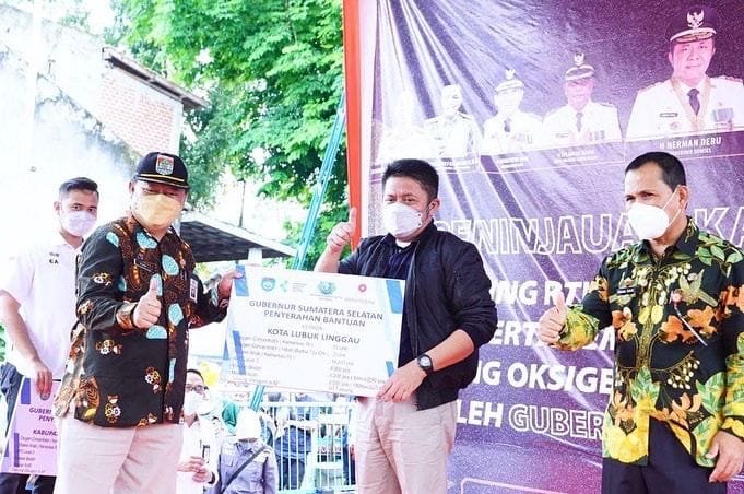 Sabtu (25/9)  Gubernur Sumsel H. Herman Deru  juga menyerahkan Bantuan Sosial (Bansos) beras kepada masyarakat terdampak Covid 19 dan Bantuan Oksigen di Kelurahan Ulung Surung, Kecamatan LubukLinggau Utara II, Kota Lubuk Linggau. 