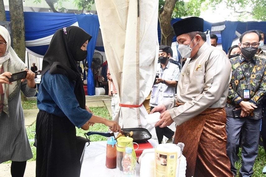 Gubernur Sumsel H Herman Deru saat membuka Bazar UMKM Bersama Sumsel Maju diselenggarakan oleh Bank Sumsel Babel dan ICSB Sumsel di Garden Rambang Semesta Palembang, Selasa, (28/9).