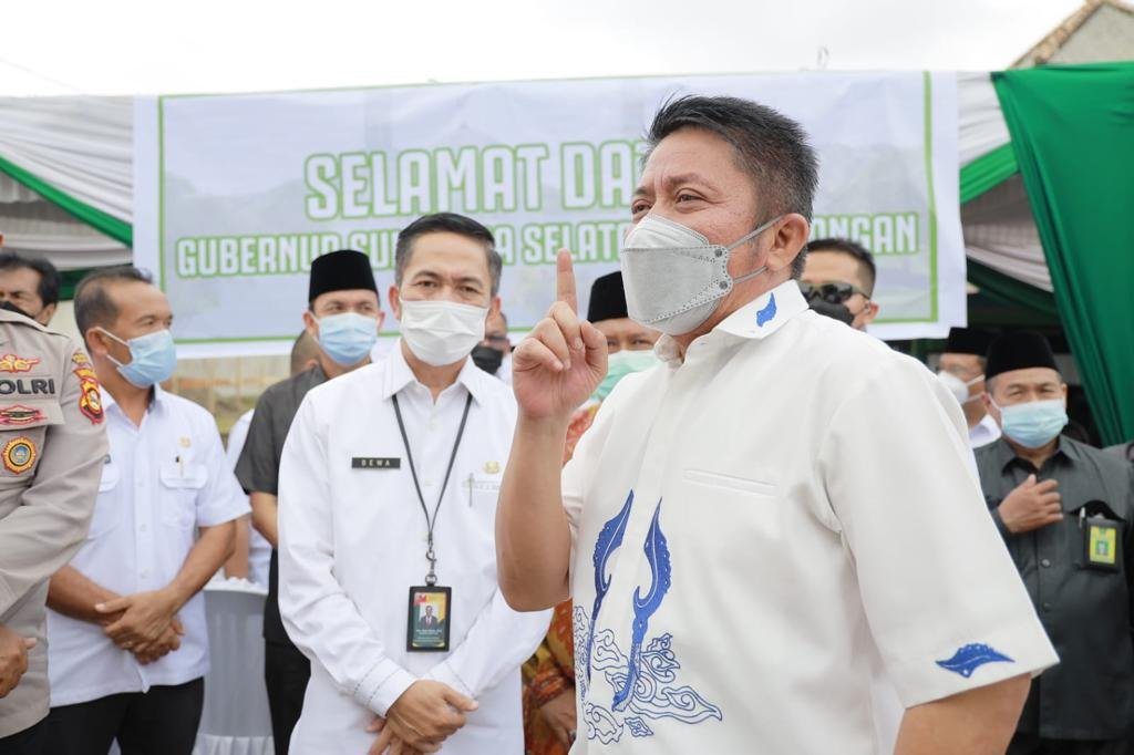 Gubernur Herman Deru saat  peletakan batu pertama pembangunan Masjid Darussalam di Jalan Tanjung Aur Rt.05 Rw.03 Kelurahan Bukit Baru Kecamatan Ilir Barat I Palembang, Rabu (29/9) pagi.