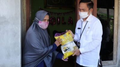 Ratu Dewa Distribusikan Paket Sembako Bantuan Pemkot Palembang