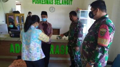 Babinsa Distribusikan Obat Untuk Warga Isoman Data Puskesmas