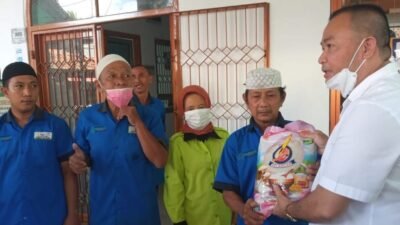 Foto : Ketua YLKI Sumsel, Dr RM Taufik Husni SH MH Berikan Bantuan Untuk Masyarakat Palembang, Kamis (16/9)