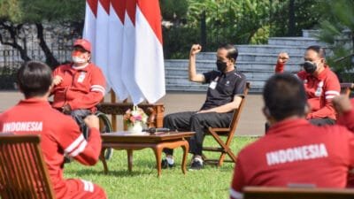 Presiden Joko Widodo saat menerima kontingen Indonesia yang berlaga di Paralimpiade Tokyo 2020, di Istana Bogor, Jabar, Jumat (17/09/2021) pagi. (Foto: Humas Setkab/Jay) Sumber: https://setkab.go.id/presiden-minta-kemenpora-bangun-pemusatan-latihan-dan-sentra-olahraga-untuk-atlet-disabilitas/