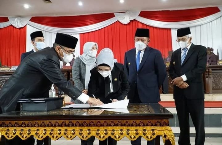 Rapat Paripurna XXXVI (36) DPRD Provinsi Sumatera Selatan dengan agenda penandatanganan nota kesepakatan bersama antara pimpinan DPRD Provinsi Sumsel dan Gubernur Sumsel terhadap perubahan KUA dan PPAS dan Perubahan APBD Tahun Anggaran 2021. Bertempat di Ruang Rapat Paripurna DPRD Prov Sumsel, Selasa, 21/9/2021)