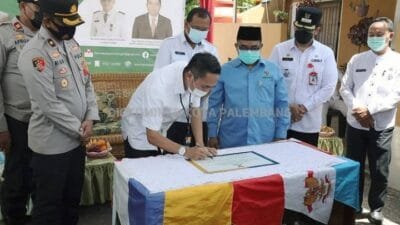 Sekda Kota Palembang Ratu Dewa meresmikan rumah milik ibu Onih, warga Kelurahan Sako ,Jalan Lebak Murni Lorong Sawi.