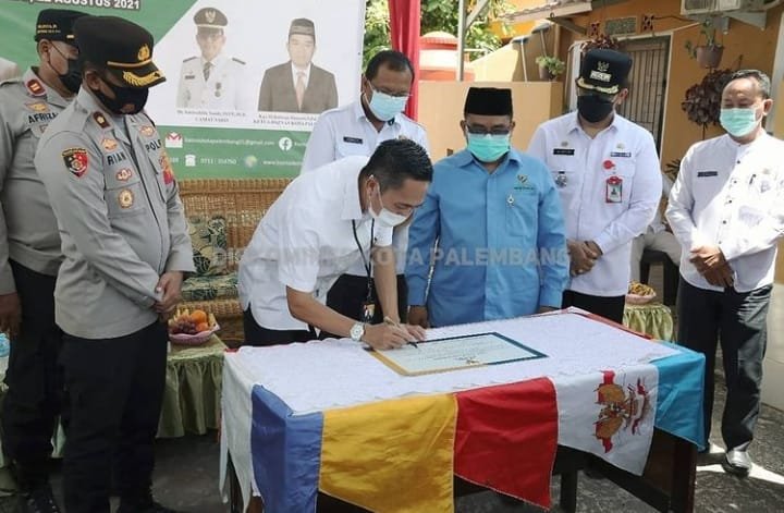 Sekda Kota Palembang Ratu Dewa meresmikan rumah milik ibu Onih, warga Kelurahan Sako ,Jalan Lebak Murni Lorong Sawi.