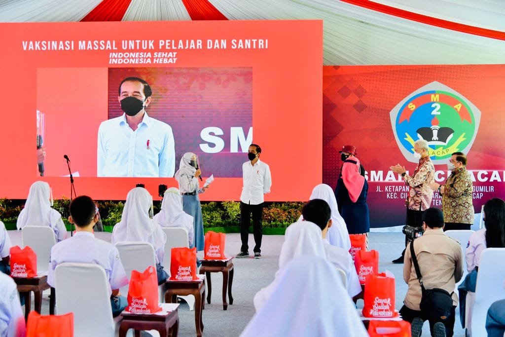 Presiden Joko Widodo meninjau pelaksanaan vaksinasi COVID-19 massal bagi pelajar yang digelar di SMA Negeri 2 Kabupaten Cilacap, Jawa Tengah, Kamis (23/09/2021) siang. (Foto: BPMI Setpres/Laily Rachev)