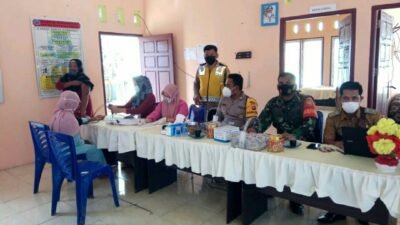 pelaksanaan Vaksinasi Covid-19 secara massal bagi warga di Polres Mura , Desa Prabumenang, Kecamatan Selangit, Kabupaten Musi Rawas, Sabtu (25/09/2021).