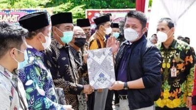 Herman Deru Serahkan 78 Sertifikat Tanah Masyarakat Lubuklinggau