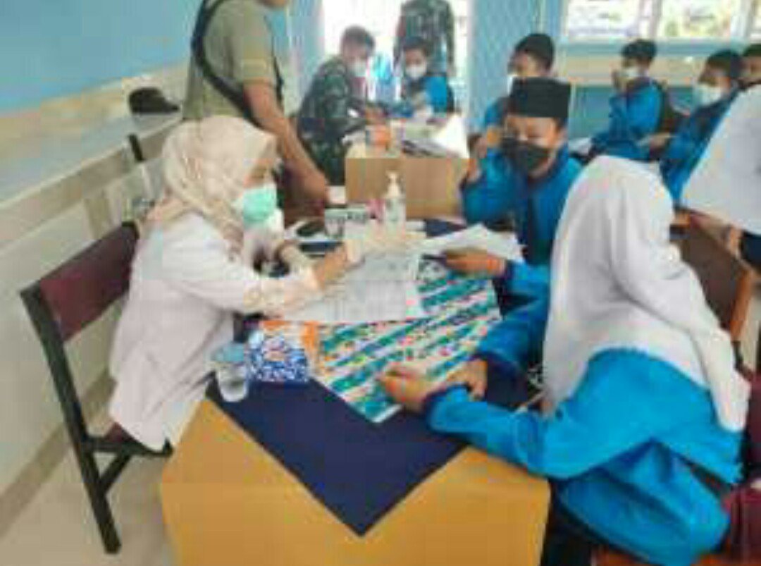Vaksinasi Covid-19 bagi pelajar di SMPN 3 Kayuagung  Kelurahan Jua Jua, Kecamatan Kayu Agung Kabupaten Ogan Komering Ilir, (30/9/21).