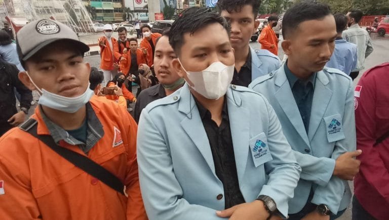 Koordinator Aksi, Reja Anggara ,di Bundaran air mancur