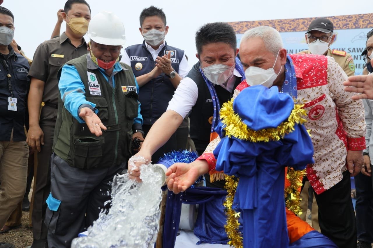 peresmian Listrik Masuk Sawah dan Electrifying Agriculture Bantuan PLN Pertama di Sumsel, bertempat di Desa Peracak Kecamatan Bunga Mayang Kabupaten OKUT, Senin (4/10).