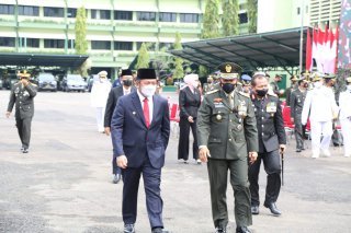 Herman Deru di saat menghadiri upacara virtual dan syukuran peringatan HUT TNI ke 76 Tahun di gedung Sudirman Kodam II Sriwijaya, Selasa (5/10).