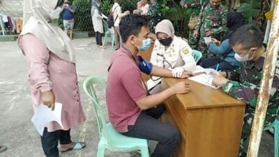 vaksinasi tahap kesatu kepada masyarakat umum bertempat di Lapangan Volly Rumkit TK. IV 02.07.05 dr. Noesmir Baturaja, Kabupaten OKU, Kamis (14/10/2021).