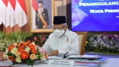 Presiden (Wapres) RI, Ma’ruf Amin saat memimpin Rapat Koordinasi (Rakor) Percepatan Penanggulangan Kemiskinan Ekstrem dengan Gubernur dan Lima Bupati Kabupaten Prioritas di Provinsi Jawa Tengah (Jateng), Kamis (7/10/2021), di Semarang.