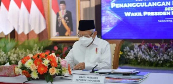 Presiden (Wapres) RI, Ma’ruf Amin saat memimpin Rapat Koordinasi (Rakor) Percepatan Penanggulangan Kemiskinan Ekstrem dengan Gubernur dan Lima Bupati Kabupaten Prioritas di Provinsi Jawa Tengah (Jateng), Kamis (7/10/2021), di Semarang.