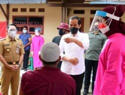 Ridwan Kamil Dampingi Presiden Vaksinasi Door to Door