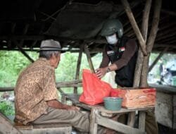 Ridwan Kamil Salurkan Bantuan kepada Warga Kabupaten Bekasi Terdampak PPKM