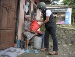 Turun ke Lapangan, Ridwan Kamil Bagikan Bantuan kepada Masyarakat Kabupaten Bogor dan Cianjur