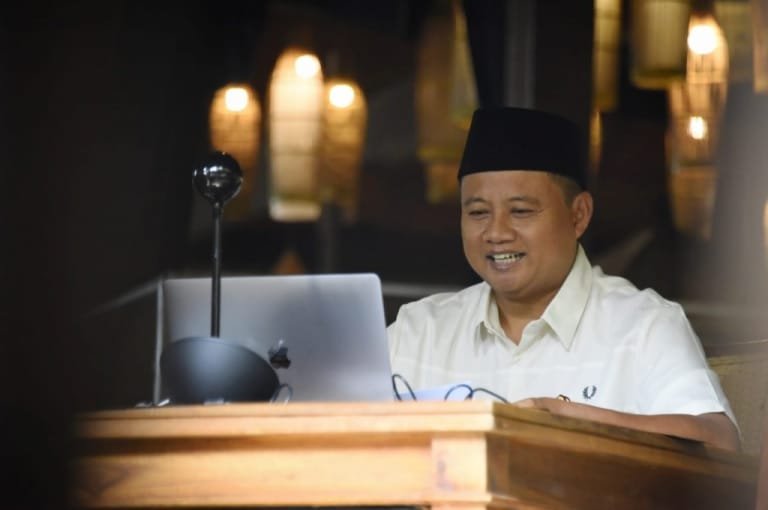 Caption: Wakil Gubernur (Wagub) Jawa Barat (Jabar) Uu Ruzhanul Ulum saat menghadiri silahturahmi Halal bi Halal Idulfitri 1442 Hijriah Ikatan Cendekiawan Muslim Indonesia (ICMI) Provinsi Jabar via konferensi video dari Kabupaten Garut, Selasa (1/6/2021).