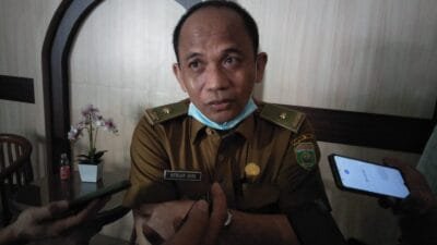 Kepala Biro Perekonomian Provinsi Sumsel H. Afrian Joni, SE.,MM saat diwawancarai dalam Rapat Teknis bersama Dirjen Keuangan Daerah Kementrian Dalam Negeri RI dengan agenda peningkatan pertumbuhan ekonomi melalui BUMD di Sumsel di Swarna Dwipa, Selasa (5/10/2021).