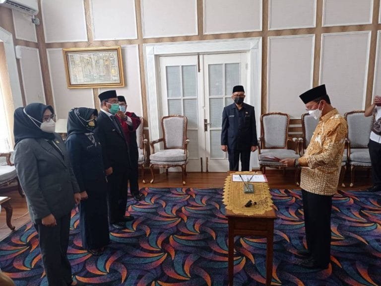 Pengambilan sumpah tersebut dipimpin langsung oleh Wali Kota Palembang H Harnojoyo di rumah Dinas Walikota, Jalan Tasik, Palembang, Selasa [5/10].