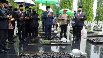 Herman Deru Tabur Bunga Hari Pahlawan