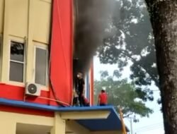 Jalan Macet Kantor Disdukcapil Palembang Terbakar