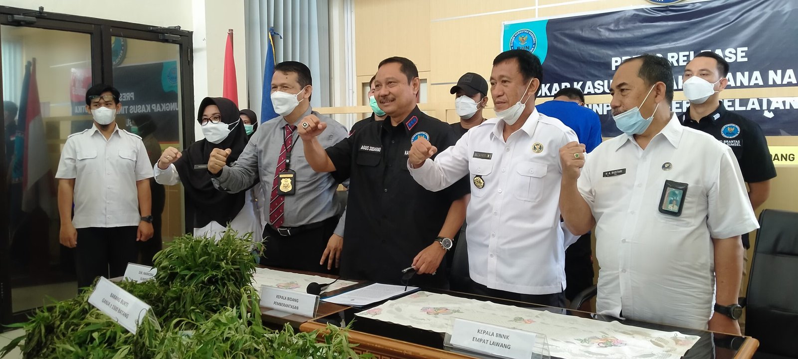 Kepala BNN Provinsi Sumsel, Brigjen Pol Djoko Prihadi, SH, MH melalui Kabid Berantas, Kombes Pol Agus Sudaryo didampingi Dir Narkoba Polda Sumsel, Kombes Pol Heri Istu, di Kantor BNNP Sumsel, saat press release, Kamis (3/2/2022).