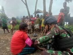 Satgas Yonif Raider 142/Kj Berikan Layanan Kesehatan Warga Pegunungan Papua