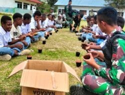 Satgas Yonif Raider 142/KJ Ajak Anak Papua Siswa Sekolah Minum Susu