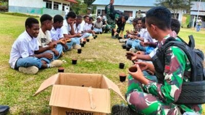 Satgas Yonif Raider 142/KJ Ajak Anak Papua Siswa Sekolah Minum Susu