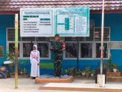 Tanamkan Nilai Disiplin, Serda Bimbi Jadi Pembina Upacara SD 134 Palembang