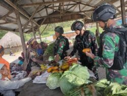 Satgas Yonif Raider 142/KJ Borong Hasil Kebun Mama Papua