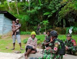 Raider 142/Kj Gandeng Babinsa Berikan Pelayanan Kesehatan Warga 