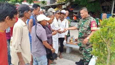 Jum’at Berkah, Babinsa 16 Ilir Bagi Nasi Bungkus