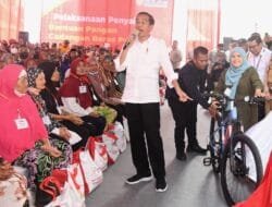 Pj Gubernur Agus Fatoni Dampingi Presiden Jokowi Tinjau Persediaan Beras dan Serahkan Bantuan Pangan di Palembang