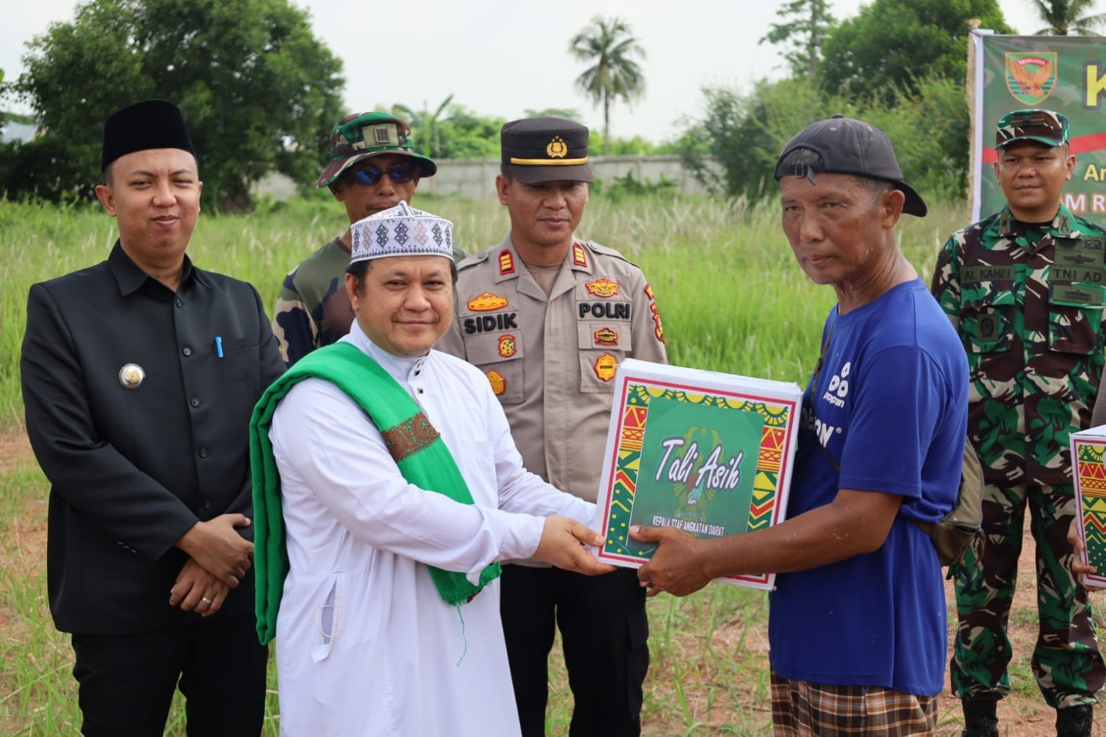 TNI Manunggal Antisipasi Bencana Banjir dan Meningkatkan Estetika”, di Pesantren IGM Al-Quran Al Akbar Kecamatan Gandus Kota Palembang, Jum’at (08/12/2023).