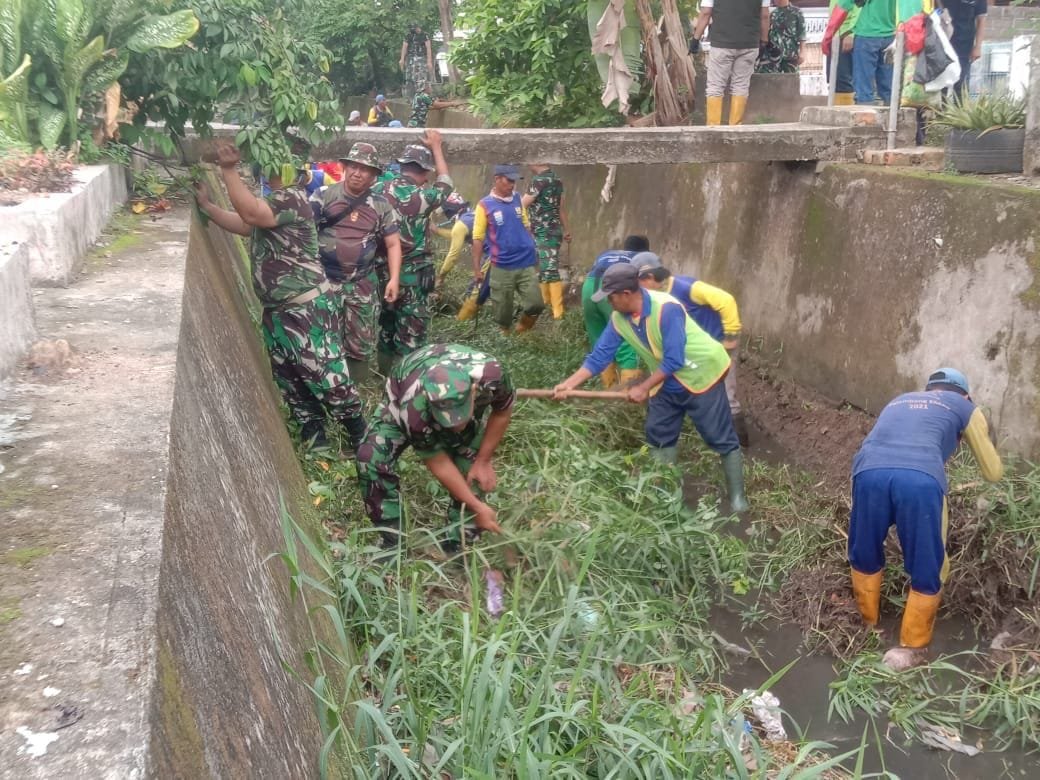 300 orang personel Gabungan TNI-Polri, Pemkot palembang serta masyarakat, Sabtu (9/12).
