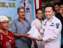 Jelang  Pergantian Tahun, Pj Gubernur Bagikan Bingkisan dan Bansos Kepada Penerima Manfaat