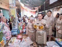 Pj Gubernur Bagikan Bantuan Sembako ke Pedagang dan Pengemudi Bentor di Pasar Indralaya